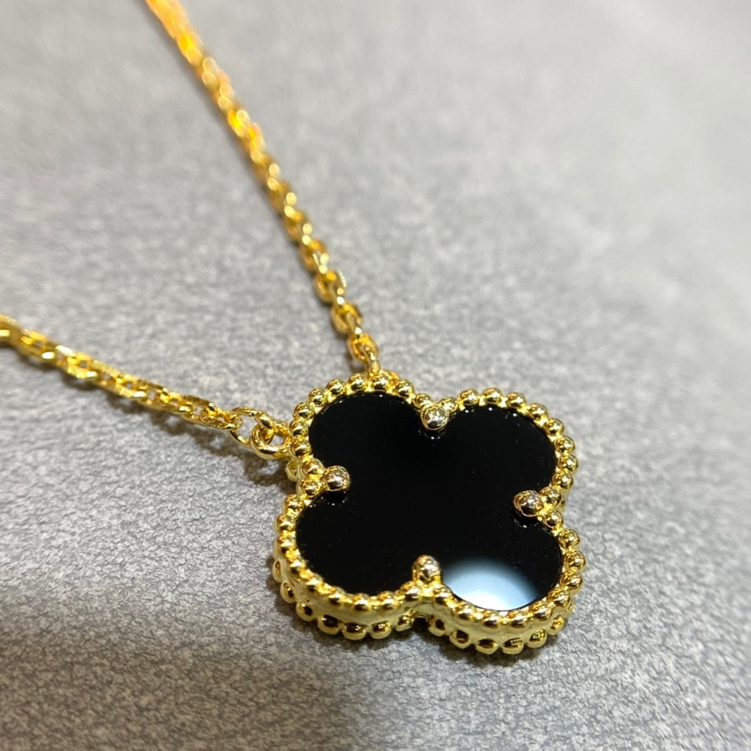 CLOVER LEAF NECKLACE | BLACK
