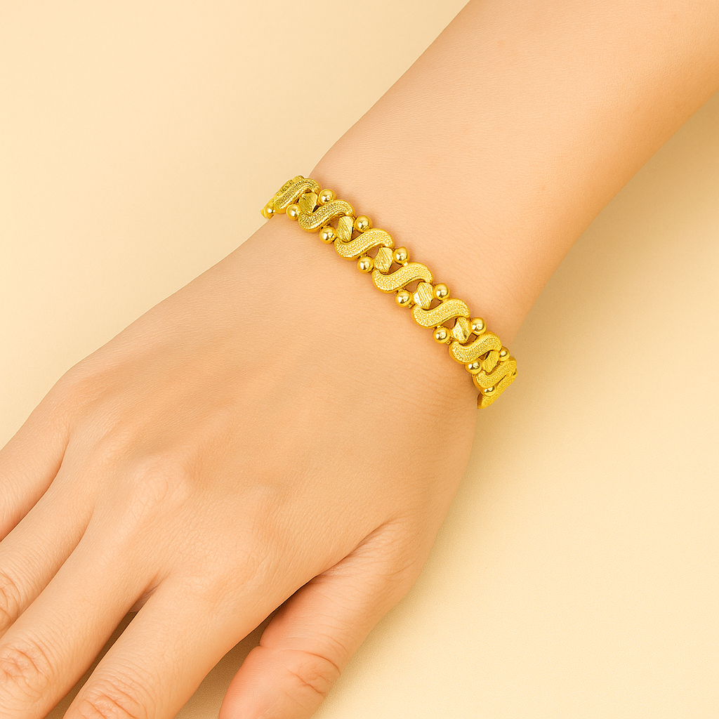 Elegant heart bracelet in gold - the perfect gift for her