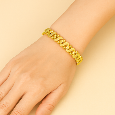 Elegant heart bracelet in gold - the perfect gift for her
