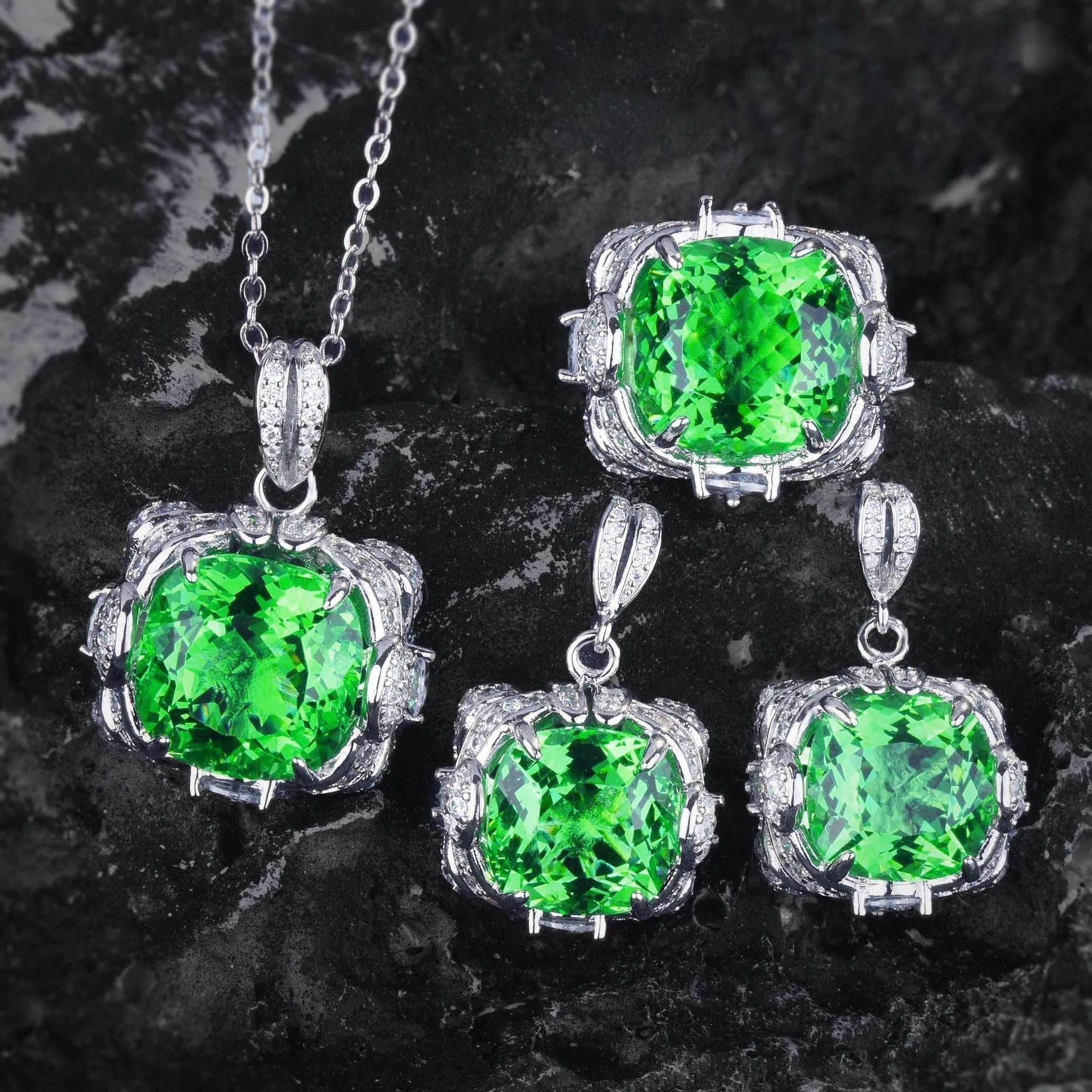 Velora Thandrelle Emerald Green Set | 14k White Gold