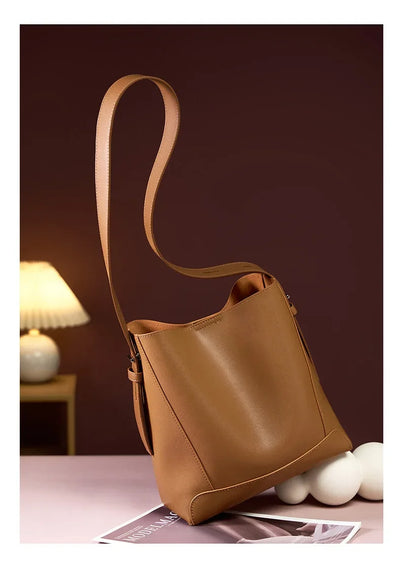 tine™ – elegant sand-colored shoulder bag with belt handle
