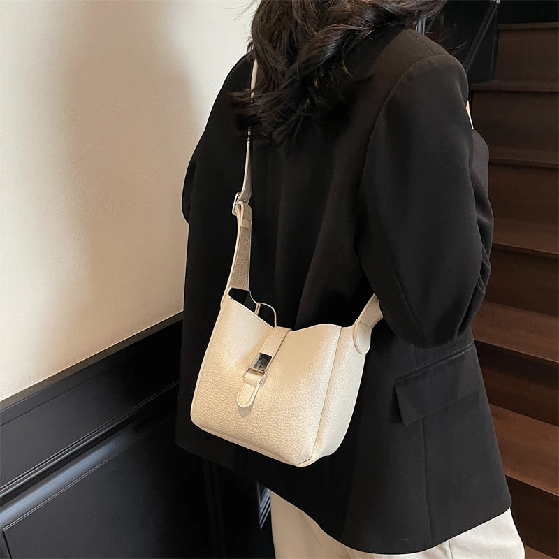 iris™ – modern bucket bag in leather look