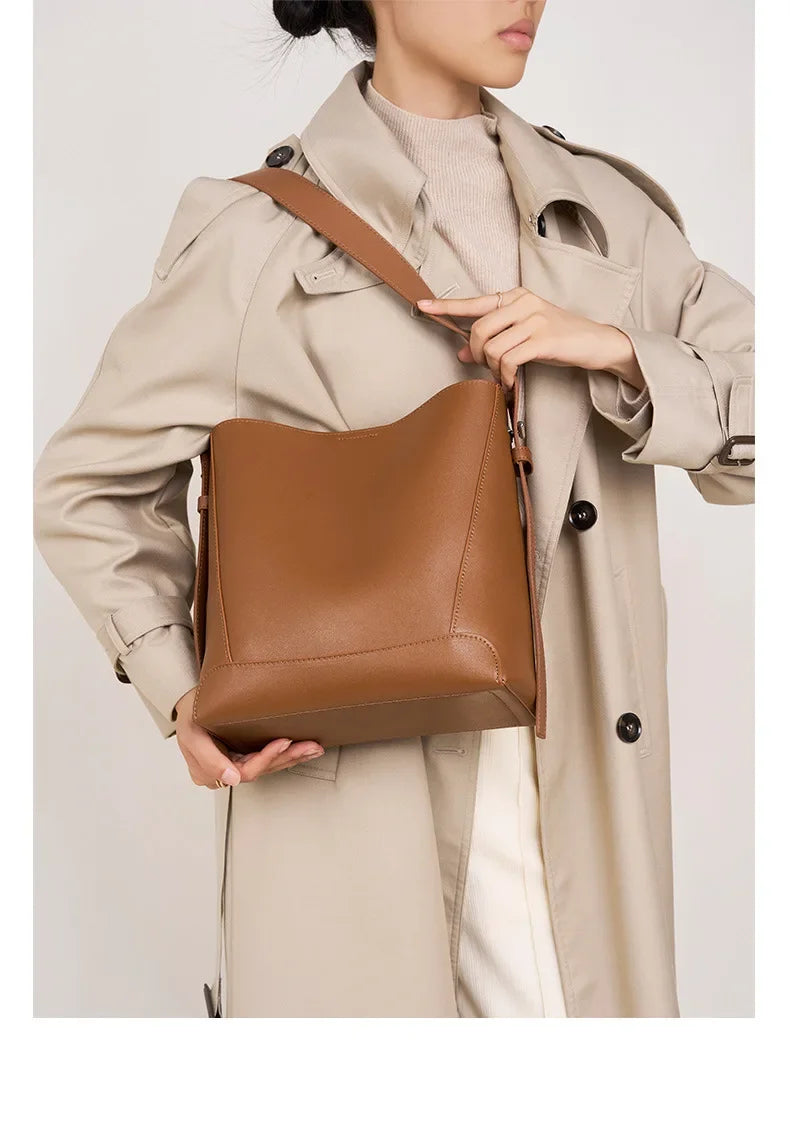 tine™ – elegant sand-colored shoulder bag with belt handle