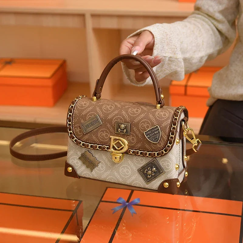 zelda™ – retro shoulder bag with monogram and gold details