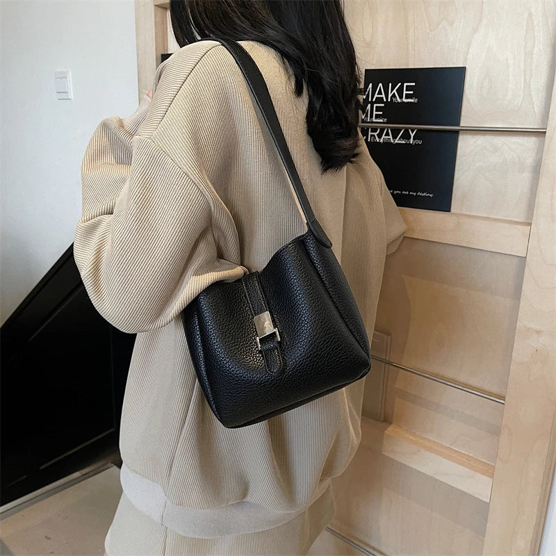 iris™ – modern bucket bag in leather look