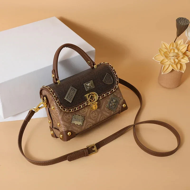 zelda™ – retro shoulder bag with monogram and gold details