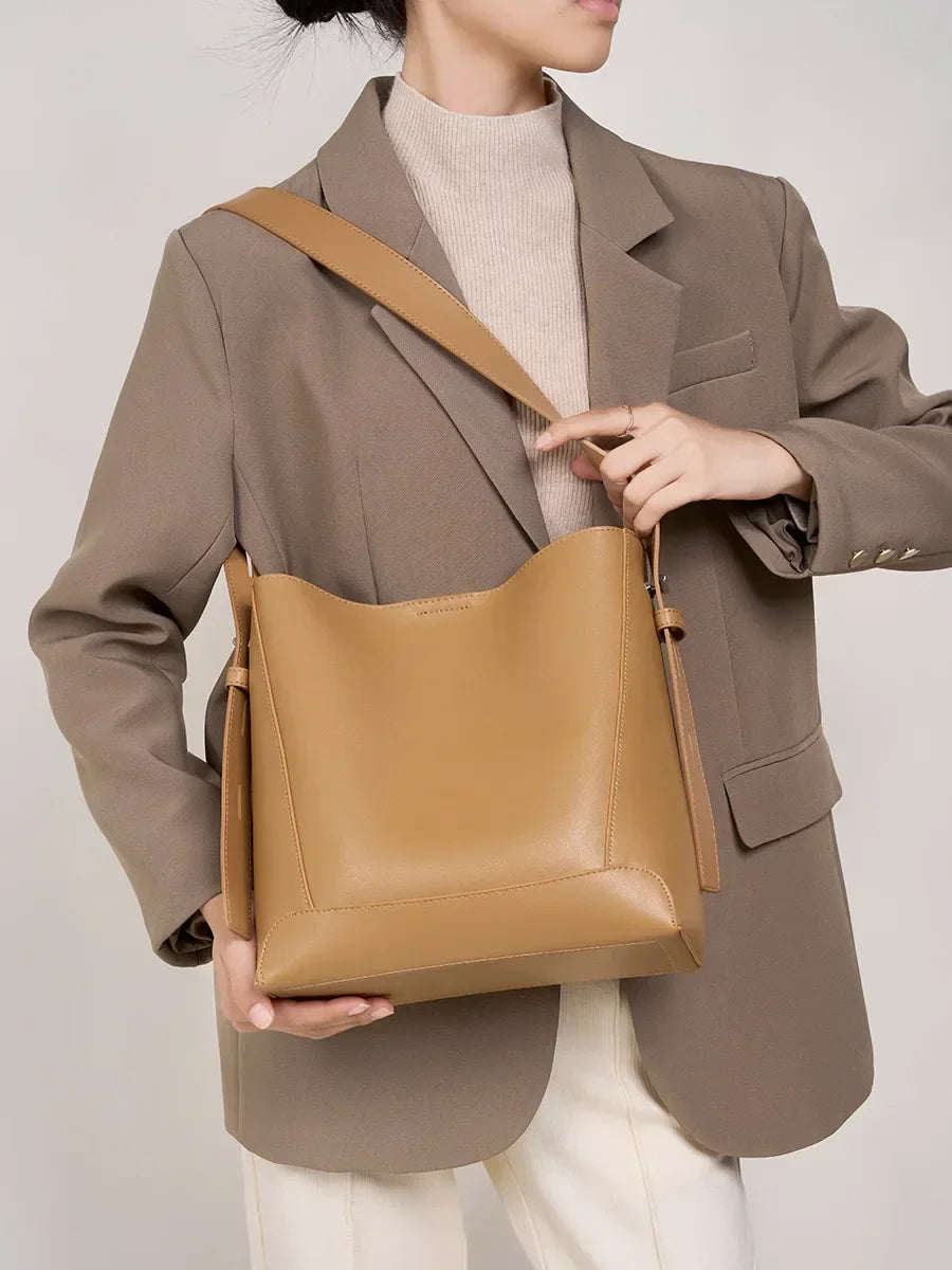 tine™ – elegant sand-colored shoulder bag with belt handle