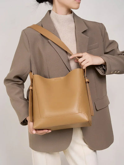 tine™ – elegant sand-colored shoulder bag with belt handle