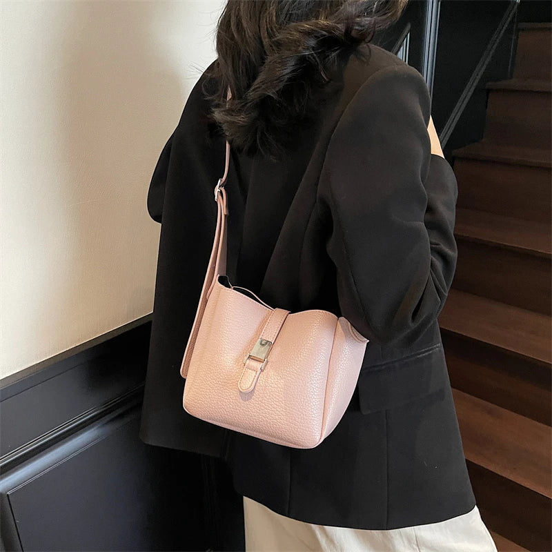iris™ – modern bucket bag in leather look