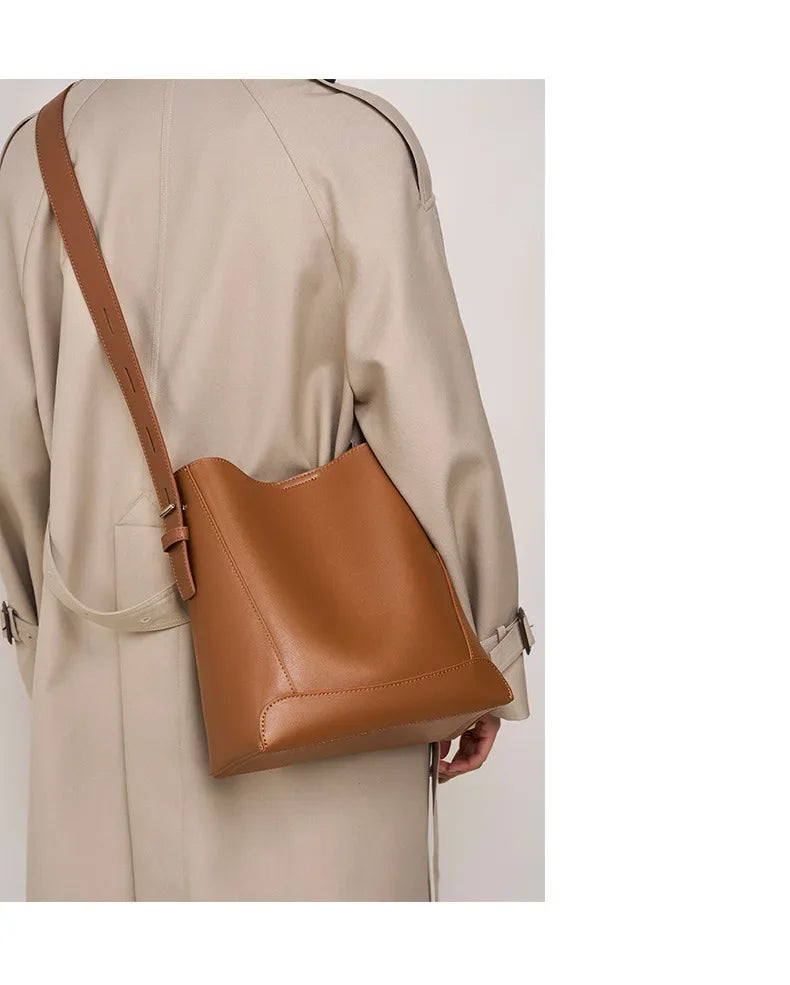 tine™ – elegant sand-colored shoulder bag with belt handle