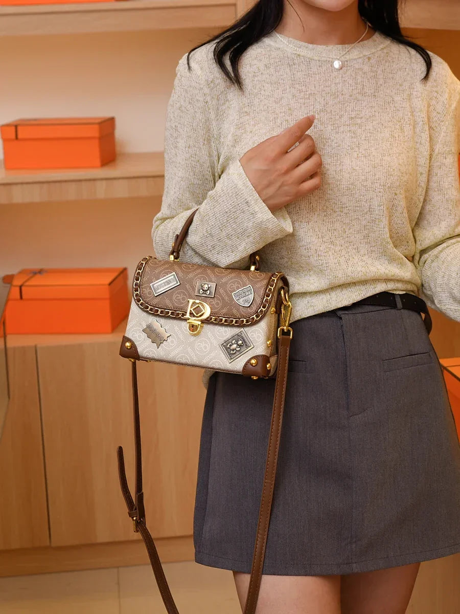 zelda™ – retro shoulder bag with monogram and gold details