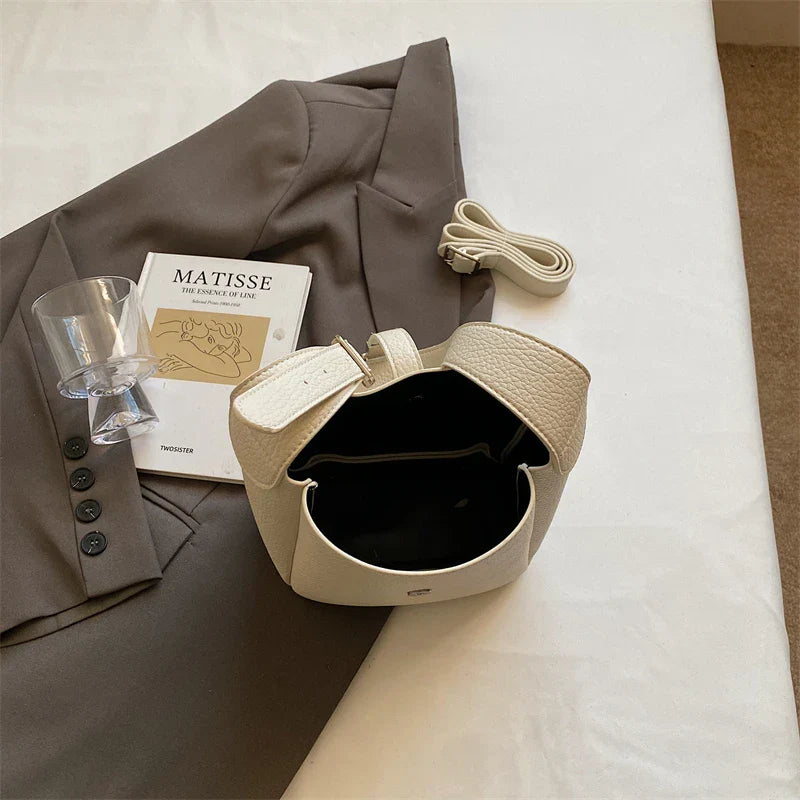 iris™ – modern bucket bag in leather look