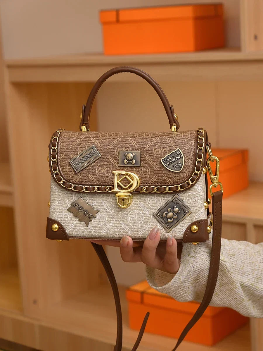 zelda™ – retro shoulder bag with monogram and gold details