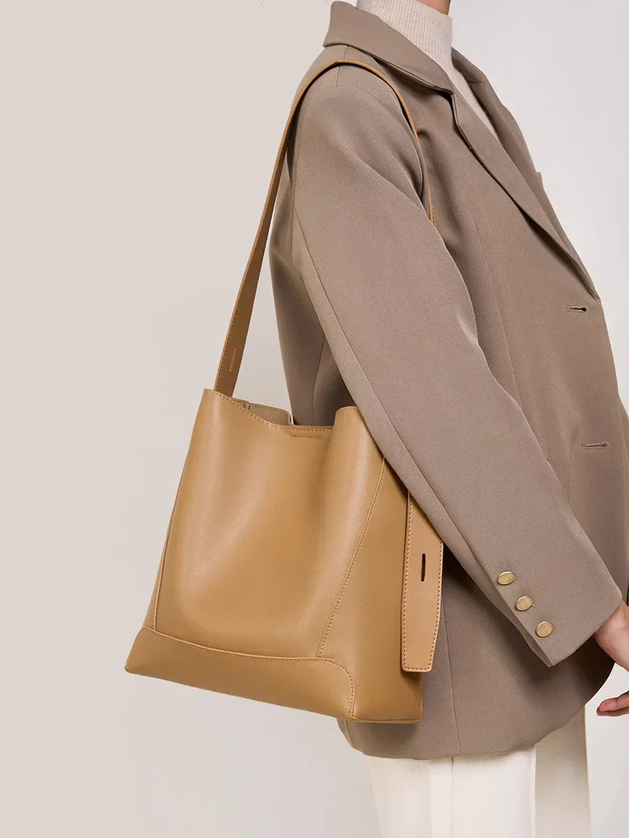 tine™ – elegant sand-colored shoulder bag with belt handle