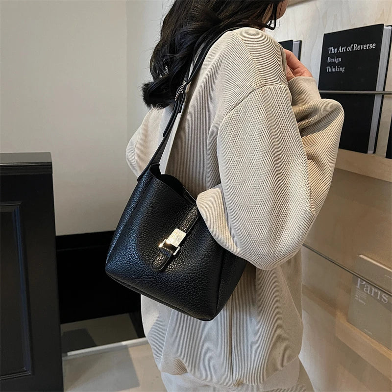 iris™ – modern bucket bag in leather look