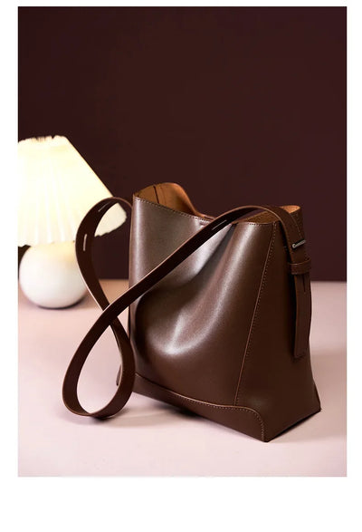 tine™ – elegant sand-colored shoulder bag with belt handle
