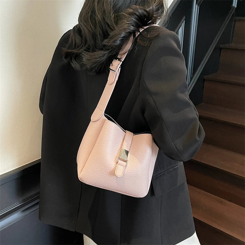 iris™ – modern bucket bag in leather look