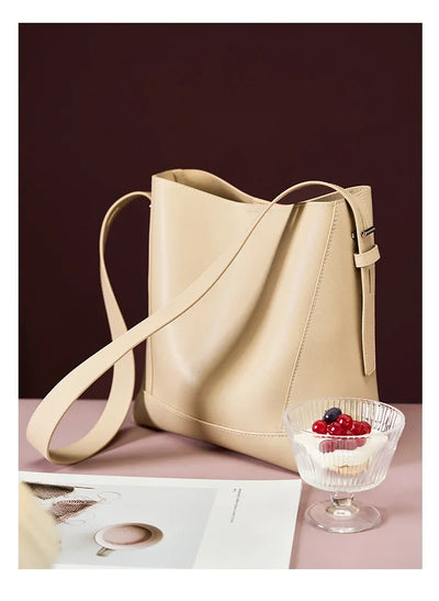 tine™ – elegant sand-colored shoulder bag with belt handle