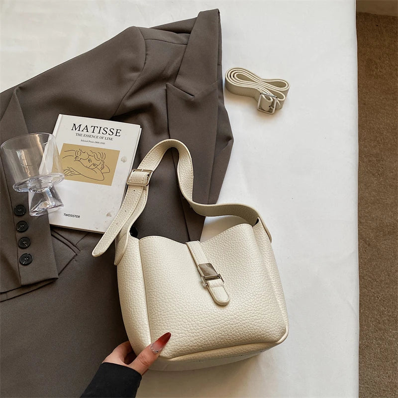 iris™ – modern bucket bag in leather look