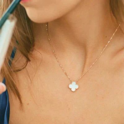 CLOVER LEAF NECKLACE | WHITE