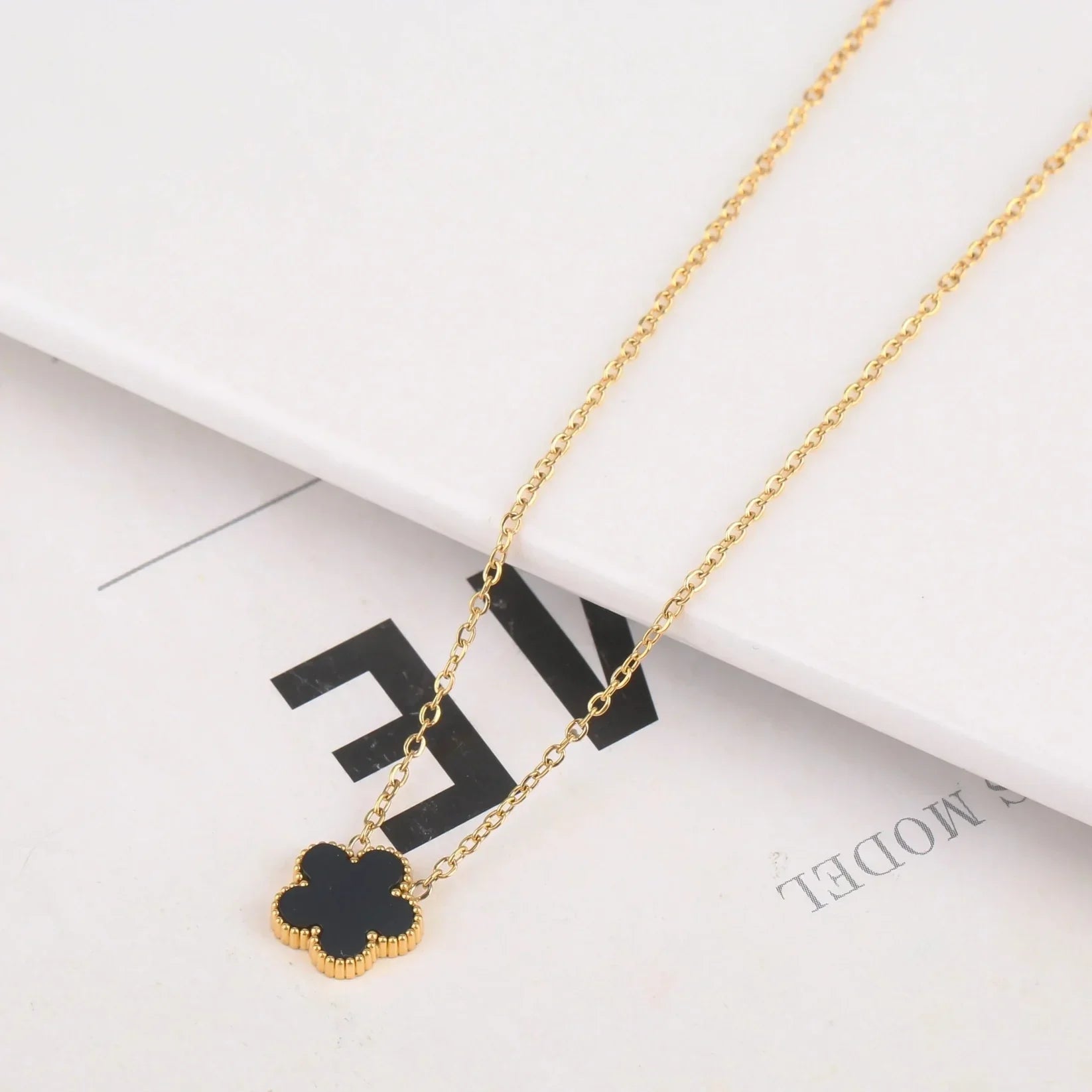 CLOVER LEAF NECKLACE | BLACK