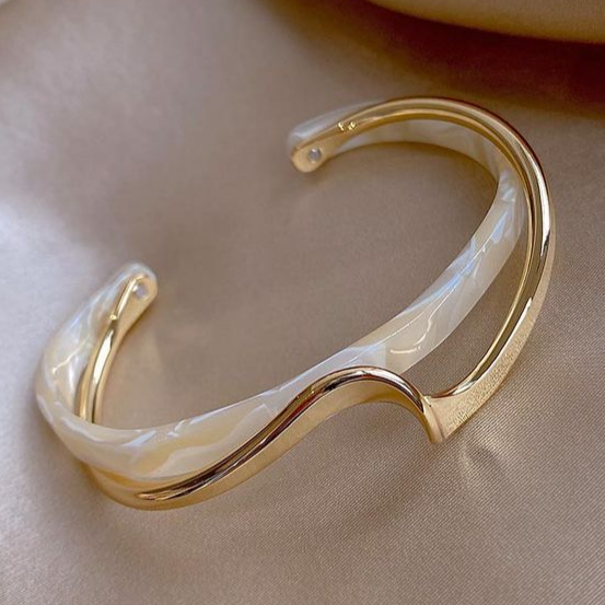 Elegant Bracelet in White Opal and Gold