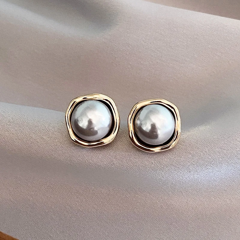 Elegant Earrings in Black Pearls