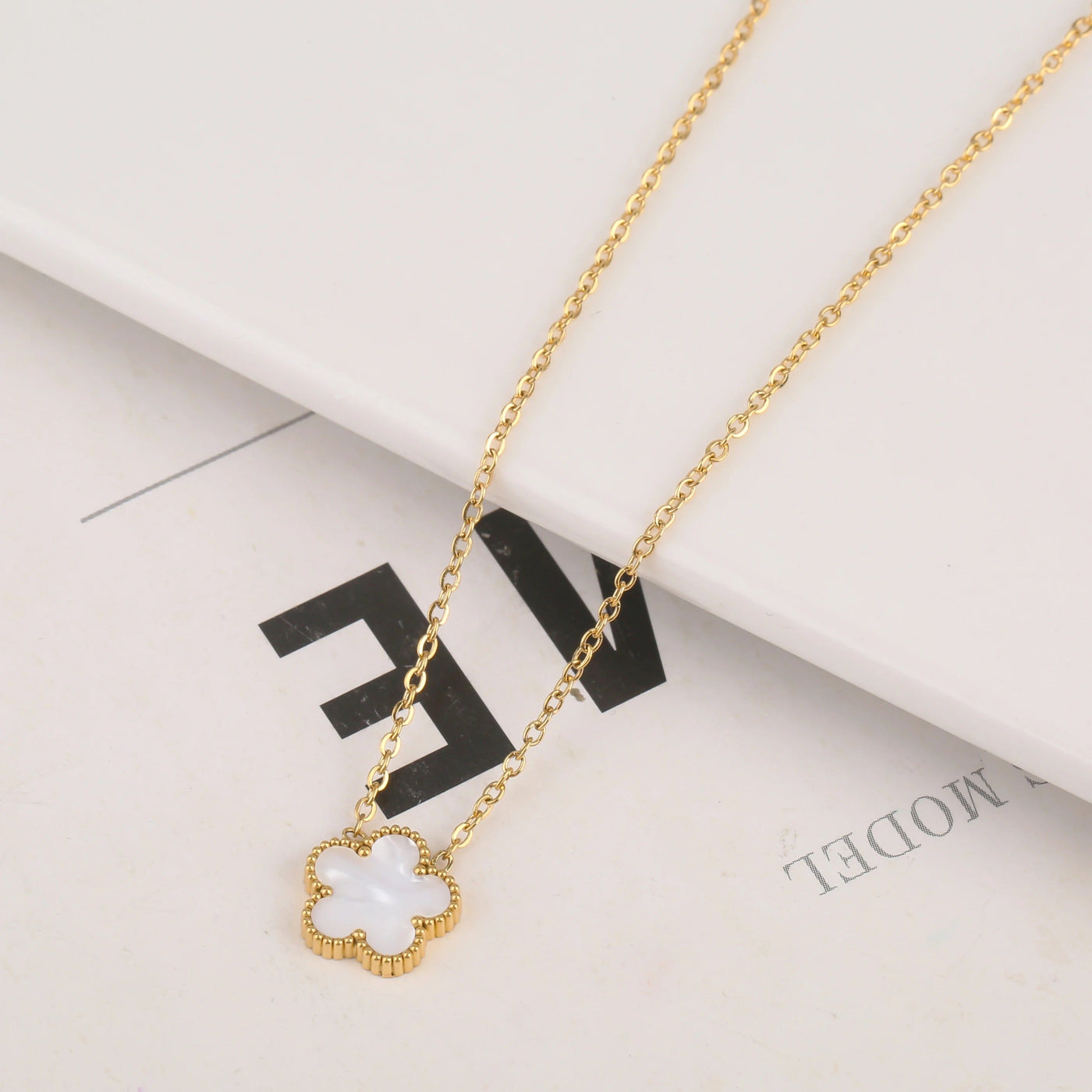 CLOVER LEAF NECKLACE | WHITE